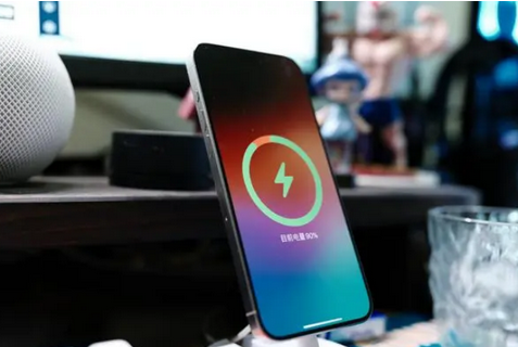 温泉苹果15换屏服务分享用什么充电器给iPhone15充电更好 
